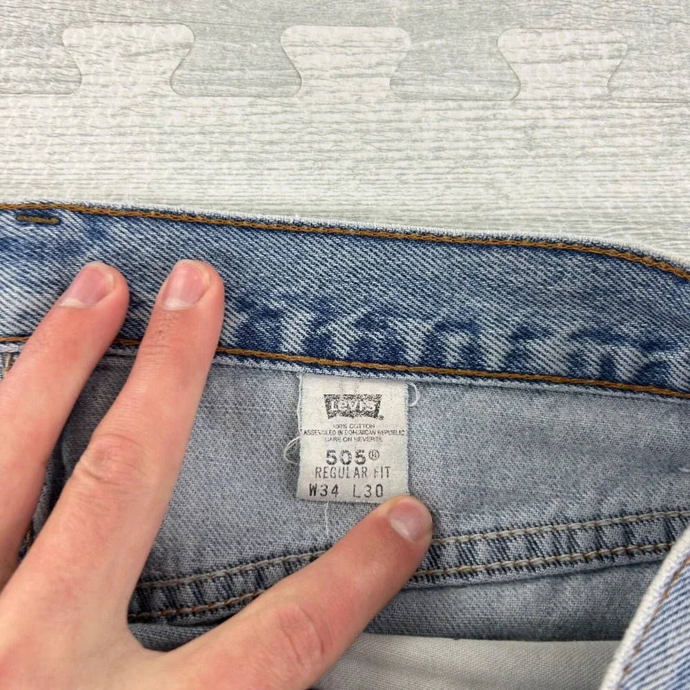 Vintage 90s Levis‎ 505 Jeans Size 34x30 Blue Light Wash Denim Regular Fit USA